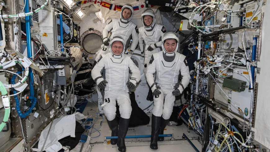NASA sends 4 astronauts back to Earth in first medical evacuation